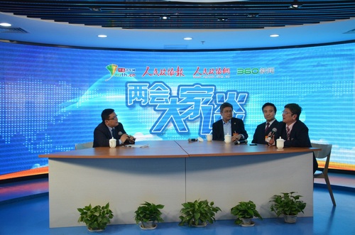 “兩會(huì)大家談”活動(dòng)現(xiàn)場(chǎng)。全國(guó)人大代表、南開(kāi)大學(xué)校長(zhǎng)龔克(左二)、全國(guó)人大代表、貴州大學(xué)校長(zhǎng)鄭強(qiáng)(右一)、全國(guó)人大代表、集寧一中校長(zhǎng)李一飛(右二)、中國(guó)傳媒大學(xué)教授、博導(dǎo)、移動(dòng)互聯(lián)網(wǎng)研究所所長(zhǎng)曹三省(左一)。 蘇賀 攝