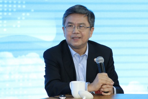 全國(guó)人大代表、南開(kāi)大學(xué)校長(zhǎng)龔克做客“兩會(huì)大家談”。 李延兵 攝