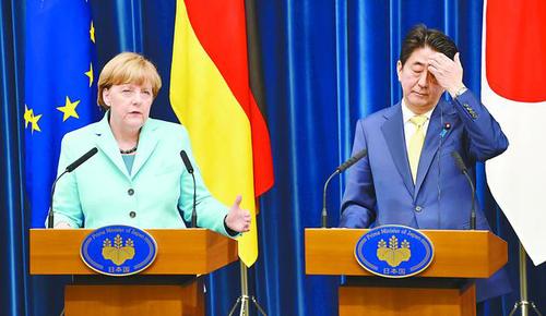 9日傍晚，正在東京訪問的德國總理默克爾與日本首相安倍晉三一同出席記者會。(資料圖）