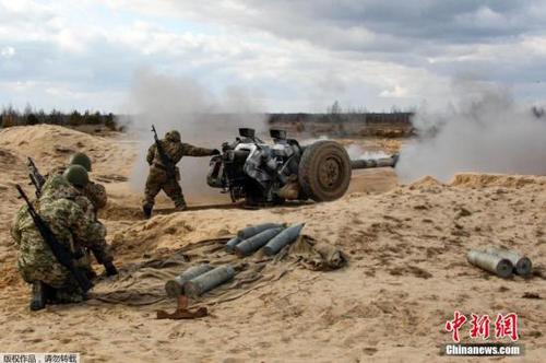 當?shù)貢r間2015年3月6日，烏克蘭日托米爾附近，烏克蘭政府軍舉行軍演，士兵發(fā)射火炮跳傘秀戰(zhàn)力。