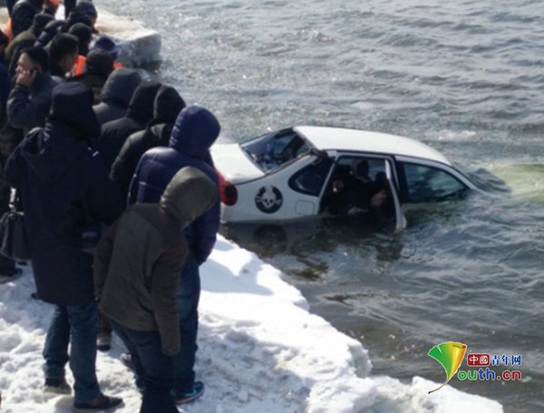 經(jīng)過(guò)緊張的打撈，當(dāng)日下午，車內(nèi)已死亡的一男一女拽出后被大家拉到了岸上。經(jīng)車主父親辨認(rèn)，男子是其前一天失聯(lián)的兒子張某，女子為張某的女朋友。