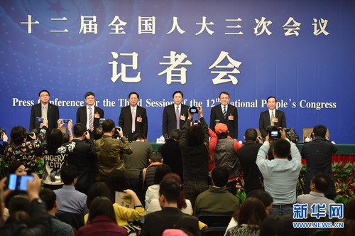 3月13日，十二屆全國人大三次會議新聞中心舉行記者會，邀請謝和平、沈健、羅偉其、李建保、鄭強等5位全國人大代表就“完善高等教育治理結構”的相關問題回答中外記者提問。新華社記者 李然 攝