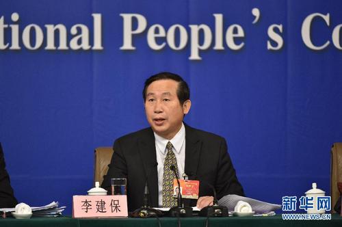 3月13日，十二屆全國人大三次會議新聞中心舉行記者會，邀請謝和平、沈健、羅偉其、李建保、鄭強等5位全國人大代表就“完善高等教育治理結(jié)構(gòu)”的相關問題回答中外記者提問。這是李建保在回答記者提問。新華社記者 李然 攝