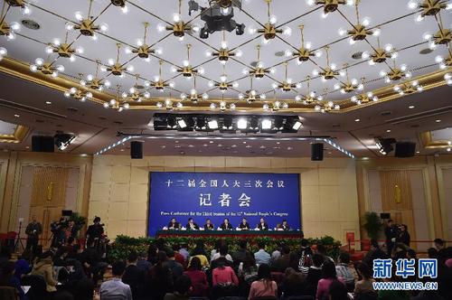 3月13日，十二屆全國人大三次會(huì)議新聞中心舉行記者會(huì)，邀請(qǐng)謝和平、沈健、羅偉其、李建保、鄭強(qiáng)等5位全國人大代表就“完善高等教育治理結(jié)構(gòu)”的相關(guān)問題回答中外記者提問。新華社記者 李然 攝1