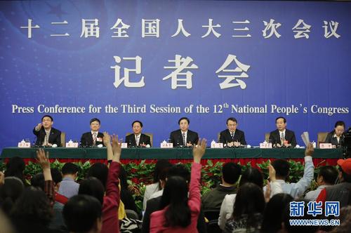 3月13日，十二屆全國人大三次會議新聞中心舉行記者會，邀請謝和平、沈健、羅偉其、李建保、鄭強等5位全國人大代表就“完善高等教育治理結構”的相關問題回答中外記者提問。新華社記者 沈伯韓 攝