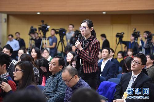 3月13日，十二屆全國人大三次會議新聞中心舉行記者會，邀請謝和平、沈健、羅偉其、李建保、鄭強等5位全國人大代表就“完善高等教育治理結構”的相關問題回答中外記者提問。這是記者在現場提問。新華社記者 李然 攝