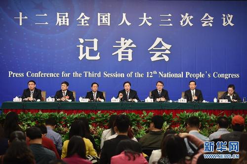 3月13日，十二屆全國人大三次會議新聞中心舉行記者會，邀請謝和平、沈健、羅偉其、李建保、鄭強等5位全國人大代表就“完善高等教育治理結構”的相關問題回答中外記者提問。這是李建保在回答記者提問。新華社記者 李然 攝1