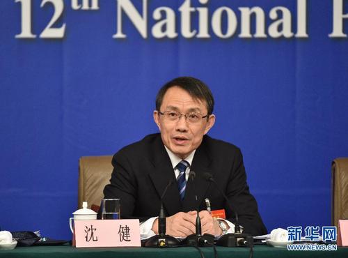 3月13日，十二屆全國人大三次會議新聞中心舉行記者會，邀請謝和平、沈健、羅偉其、李建保、鄭強(qiáng)等5位全國人大代表就“完善高等教育治理結(jié)構(gòu)”的相關(guān)問題回答中外記者提問。這是沈健在回答記者提問。新華社記者 李然 攝