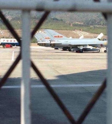 進駐中緬邊境的解放軍殲7戰機。