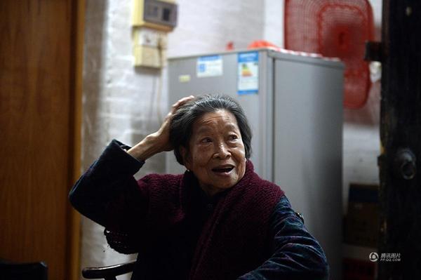 “自梳女”群體的女性，將頭發梳起，以示終身不嫁。經濟獨立是自梳女形成的主因。主要分布于珠三角地區，產生于清后期，辛亥革命后日漸衰落。圖為96歲的“自梳女”黃月蓉。京華時報 陶冉 攝