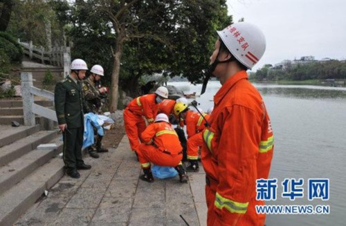 3月19日，消防人員搬運(yùn)遇難者遺體。新華社發(fā)(趙家志 攝)