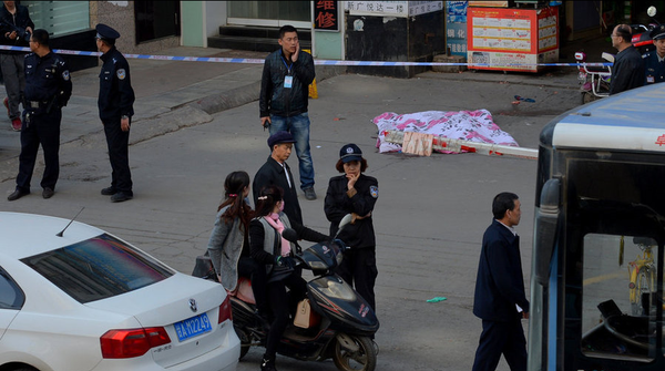 事故現場拉起長長的警戒線，民警正在勘查現場，墜樓男子尸體還停放在事發現場，周圍血跡斑斑，附近圍滿觀看的人群。據目擊者稱，當日下午1時20分左右，他剛走上廣武門天橋上，突然聽到“砰”的一聲悶響，回頭一看發現，已經有一男一女兩個人躺在人行道中間。