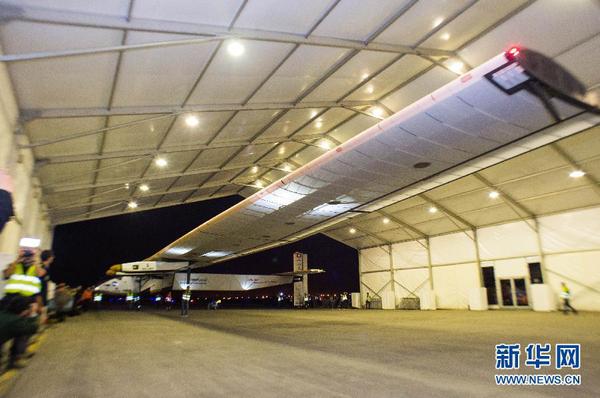 3月31日凌晨，在重慶江北國際機場，“陽光動力”2號太陽能飛機進入專用機庫。