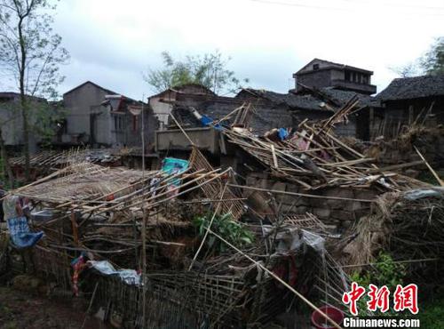 　廣安市武勝縣三溪、飛龍等鄉鎮境內遭受狂風、雷電、冰雹災害現場。（王爵攝）