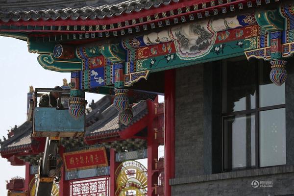 裝修工人正在為會館刷漆。
