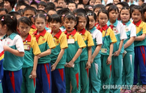 　　2008年5月15日，廣東省佛山市禪城區穎林學校學生為四川地震災區捐款。該校學生大部分為外來務工人員子女，且有三分之一的學生家鄉在四川。