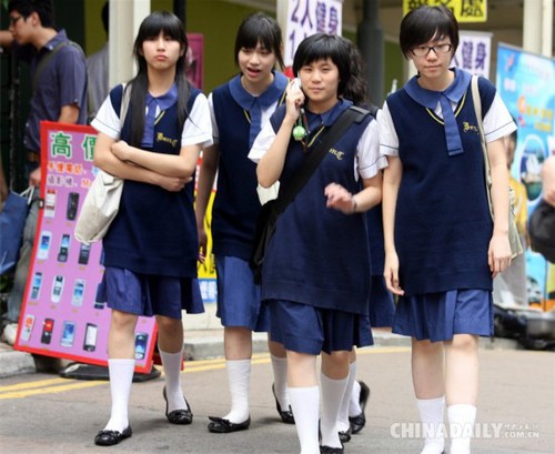 2007年6月26日，香港街頭的中學(xué)生。1