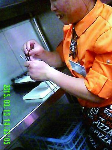 刀、叉、勺子等餐具清洗以后，員工不戴手套，徒手用餐巾紙包餐具 本報(bào)暗訪組