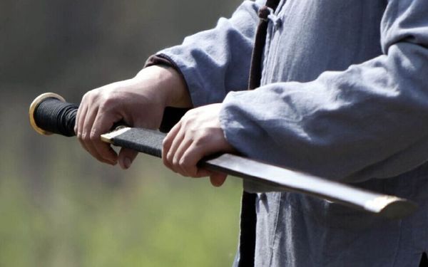 在28歲之前，他開過汽修廠，承包過魚塘，賣過高爾夫用品，也曾借“漁”會友，而且還當(dāng)過國企的中層領(lǐng)導(dǎo)。在28歲之后，他定居在古滎的一處麥田中，刨銼、打磨、雕刻、淬火……鑄著劍。