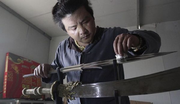 賈懷進所制作的刀劍一把可售賣到十萬至二十萬元。