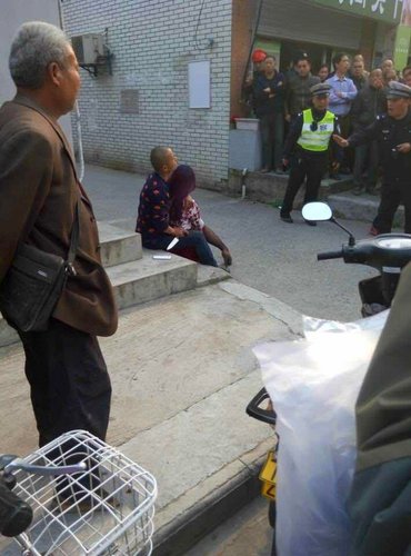 4月12日下午近4時，在鎮江揚中蹬三輪車的徐州男子張某某，因懷疑妻子與在揚中的湖北男子段某有染，張某某在喝下八九瓶啤酒后，用一把長約20公分的水果刀，將段某的19歲女兒芬樺（化名）劫持，要求“段某到場跪在他的面前”。