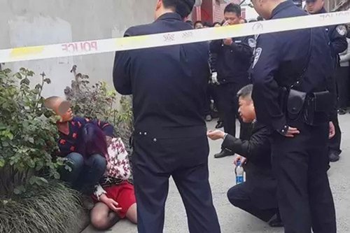 揚中及鎮江荷槍實彈的特警趕至現場，候命狙擊。鎮江揚中市公安局副局長孫桂林聞訊后也火速趕至現場，一直蹲在地面上和張某某“交戰”。經過近90分鐘的艱難“動員”，張某某終于放下“屠刀”。