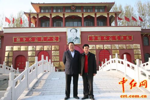 毛澤東主席身邊工作人員吳連登（右）、世界偉人毛澤東文物像章藝術博物館館長周慶戈（左）在博物館前合影留念。（中紅網李學葉攝）