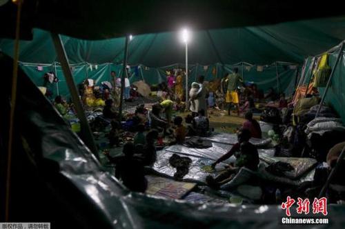 圖為在騷亂中被迫離家的外國人住在一個帳篷里。南非當地媒體認為，本次排外騷亂來勢洶洶，南非約800萬祖魯族人的傳統領袖祖魯王茲維利迪尼和總統祖馬之子愛德華不久前發表的排外演講起了推波助瀾的作用。