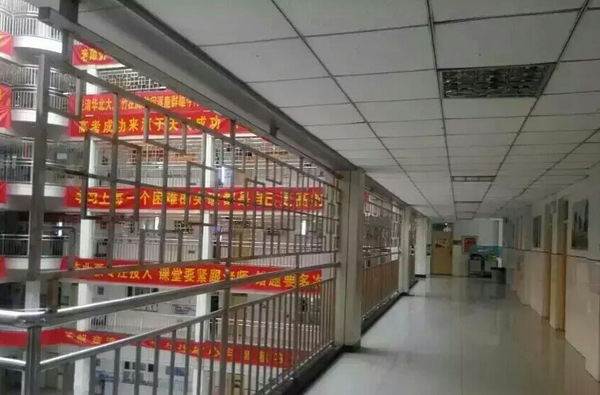 網(wǎng)友@陳宗鶴先生 ：你沒看錯！這里是學(xué)校，這里是學(xué)校，這里是衡水二中。為了防止學(xué)生跳樓，改造成和監(jiān)獄沒什么兩樣。 - 副本
