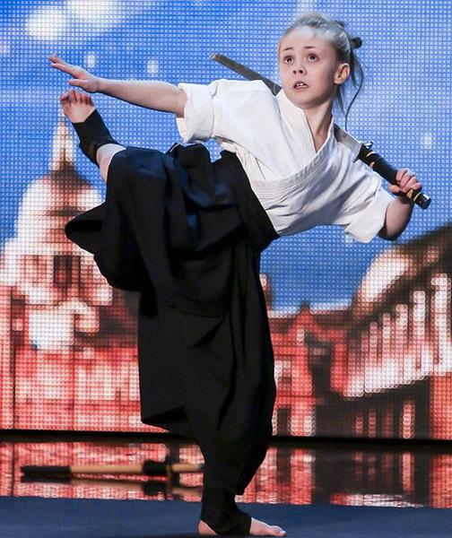 她參加了英國達人秀節目，表演的舞劍表演奪得評委和觀眾的一致喝彩。