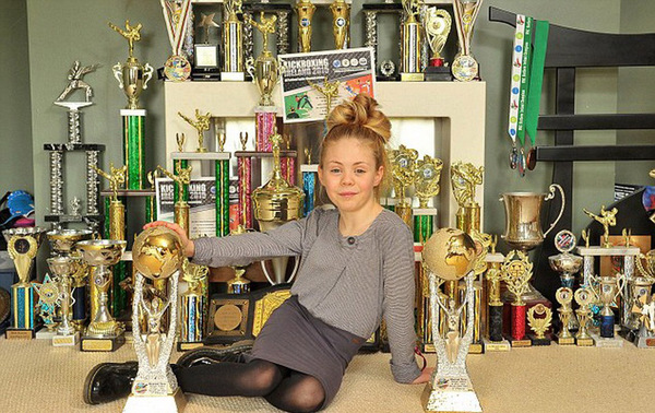 這位9歲的女孩酷愛武術，在世界范圍內都拿到了117座武術比賽獎項。