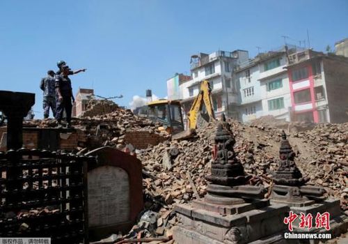 當(dāng)?shù)貢r(shí)間2015年4月27日，尼泊爾加德滿都，尼泊爾警察在一處坍塌的廟宇徒手清理瓦礫，尋找幸存者。