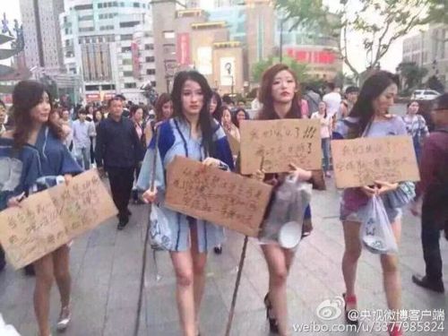 　4月26日晚消息，一大波美女車模打扮成乞丐，在上海徐家匯街頭乞討，以抗議車展拒絕車模導致自己失業。1