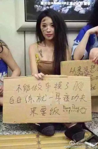 　對車模扮乞丐抗議的做法，網(wǎng)友看法不一。