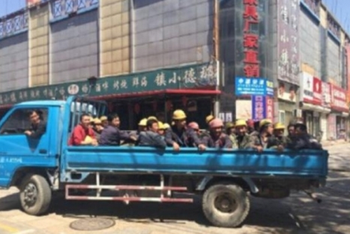 4月28日中午，昌平城區北環路的全聚德店烤鴨店迎來了70多名平時難得一見的客人，浩浩蕩蕩的占據了整個大廳。他們是附近一家工地的農民工。