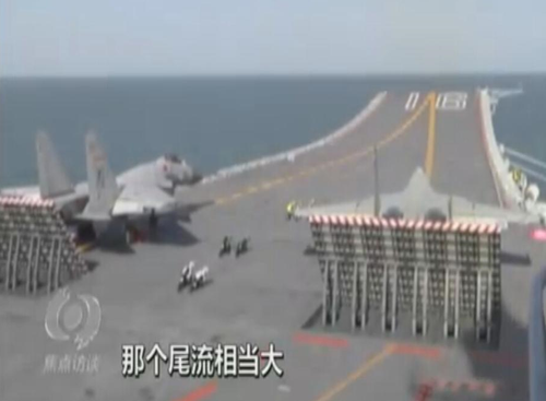 5月2日，中央電視臺《焦點訪談》節目聚焦中國航母遼寧艦，曝光了遼寧艦連續放飛殲-15艦載機的畫面。圖為兩架殲-15艦載機在遼寧艦航母上準備起飛。