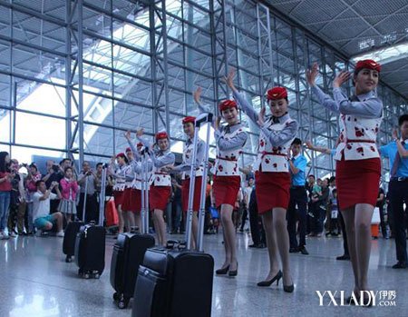 成都雙流國際機場空姐熱舞小蘋果 呼吁人們文明乘機安全出行