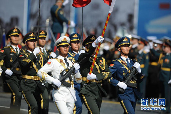 5月7日，在俄羅斯首都莫斯科，中國人民解放軍三軍儀仗隊在彩排中列隊行進(jìn)。當(dāng)日，俄羅斯在首都莫斯科的紅場舉行紀(jì)念衛(wèi)國戰(zhàn)爭勝利70周年紅場閱兵式總彩排。 新華社記者 戴天放 攝