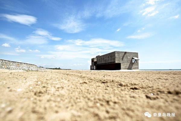 2015年5月12日報道，河北省秦皇島北戴河新區國際滑沙中心北邊的海邊，一所全世界最孤獨的圖書館受到網友熱議。