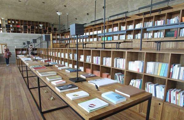 據工作人員介紹，這家圖書館在2015年五一期間才開放的。圖書館在網上走紅后，打電話咨詢的人很多，除了本地的河北人，包括北京、天津等一些外地人都趕來觀摩。