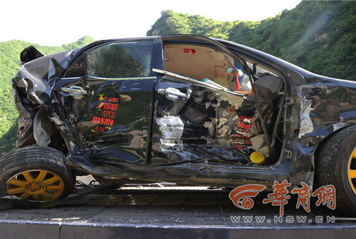 被撞車輛中的一輛小車。