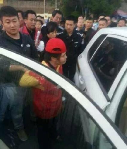 女志愿者被民警帶上警車，受傷女子則被送醫救治。
