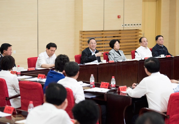 5月16日，中共中央政治局常委、全國政協主席俞正聲在北京與省部級干部民族工作專題研討班學員座談。 新華社記者王曄攝