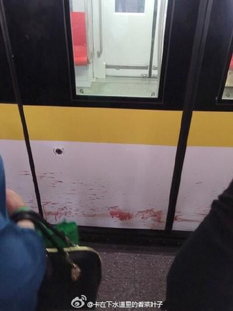 上海地鐵3號線一男子落軌身亡-車廂外現(xiàn)血跡3