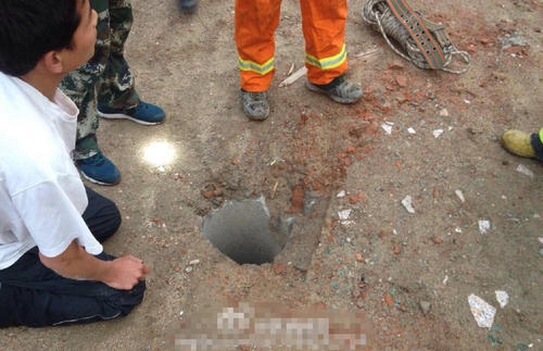 據了解，事發地點位于航天基地富力城小區東側。男童墜井后，轄區警方、消防和120迅速趕赴現場。晚8時，華商報記者趕到現場時，消防人員正持續向井內輸氧，井下還能聽到小孩的哭鬧聲。小孩親屬趴在井口，哭著不停地向井內喊話。