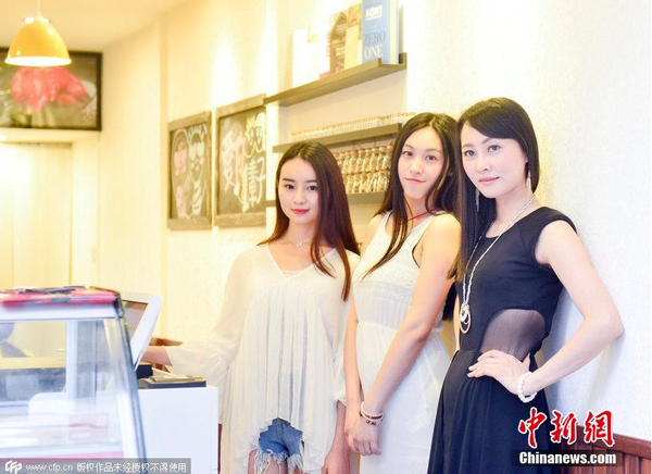 2015年5月19日，成都一鹵菜店爆紅網絡，美女店員全是大學畢業、顏值高、身材好，繪畫、跳舞、主持各有所長，底薪每月5500。 小敏、小悅和美女老板。呂甲 攝
