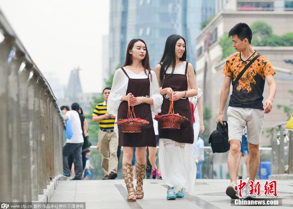 小敏和小悅在街頭送外賣(mài)，吸引市民目光。呂甲 攝