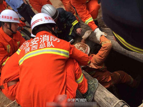下井救援的消防官兵。