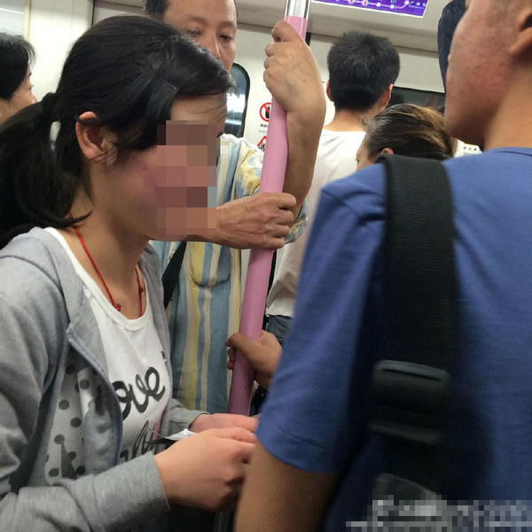 武漢地鐵上的乞討女孩。1