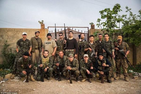 此前外媒報道中“外籍軍團”合影，成員多數(shù)來自美國、英國和加拿大，都用英語交流。